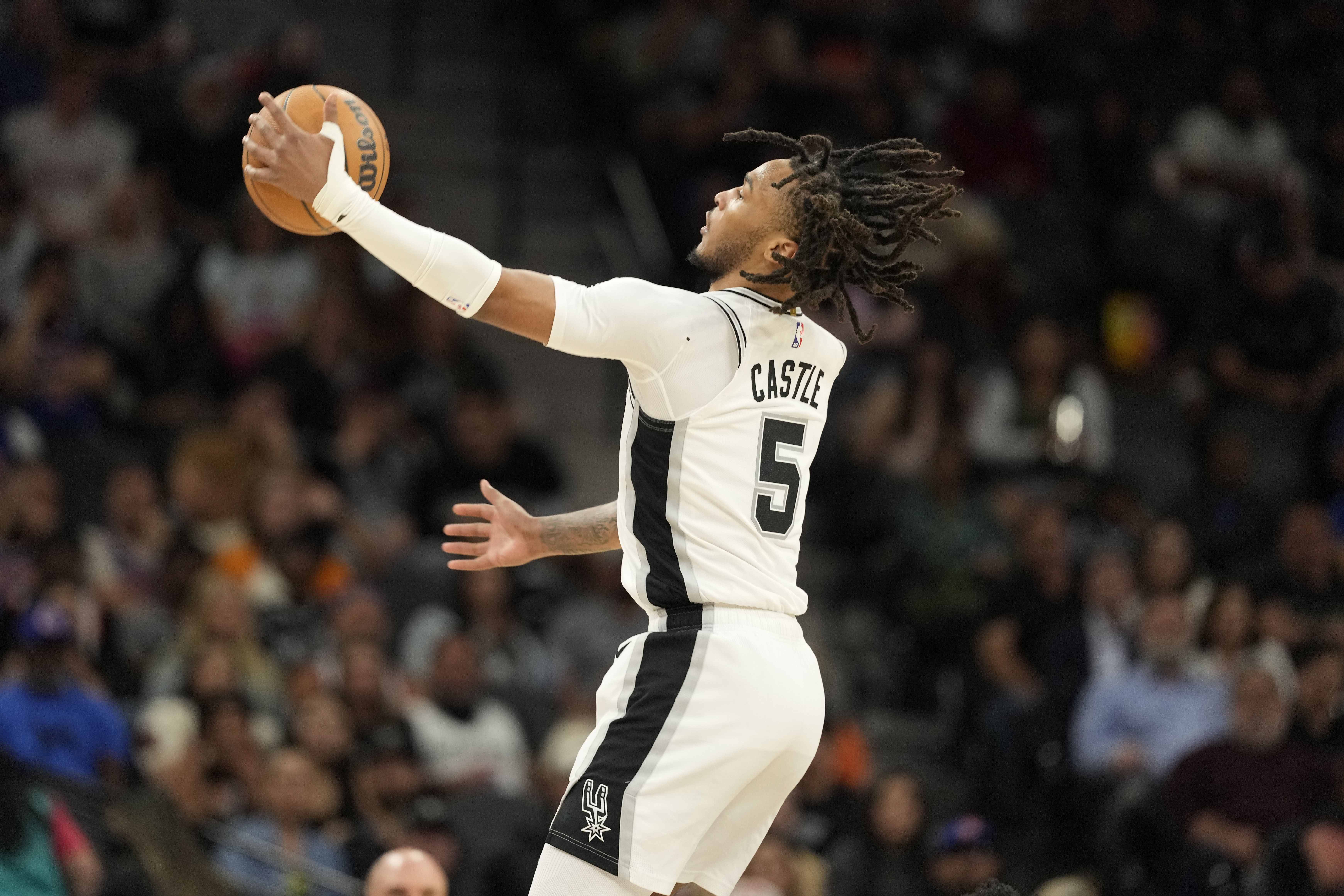 及时调整！卡斯尔15中7砍下19分4助攻 下半场8投7中