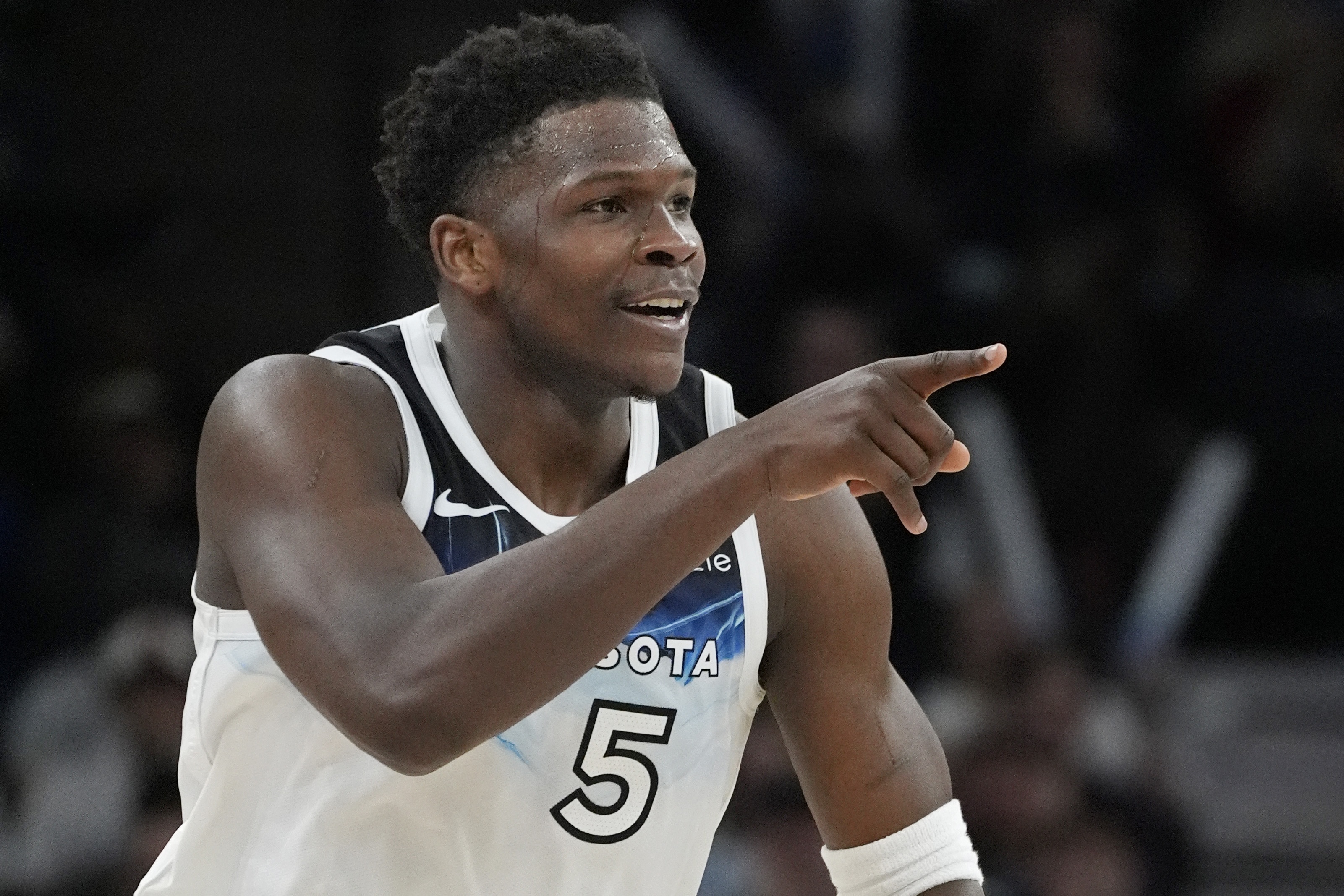 感觉来了！爱德华兹单节11中7&4记三分轰20分 带队38-23反超