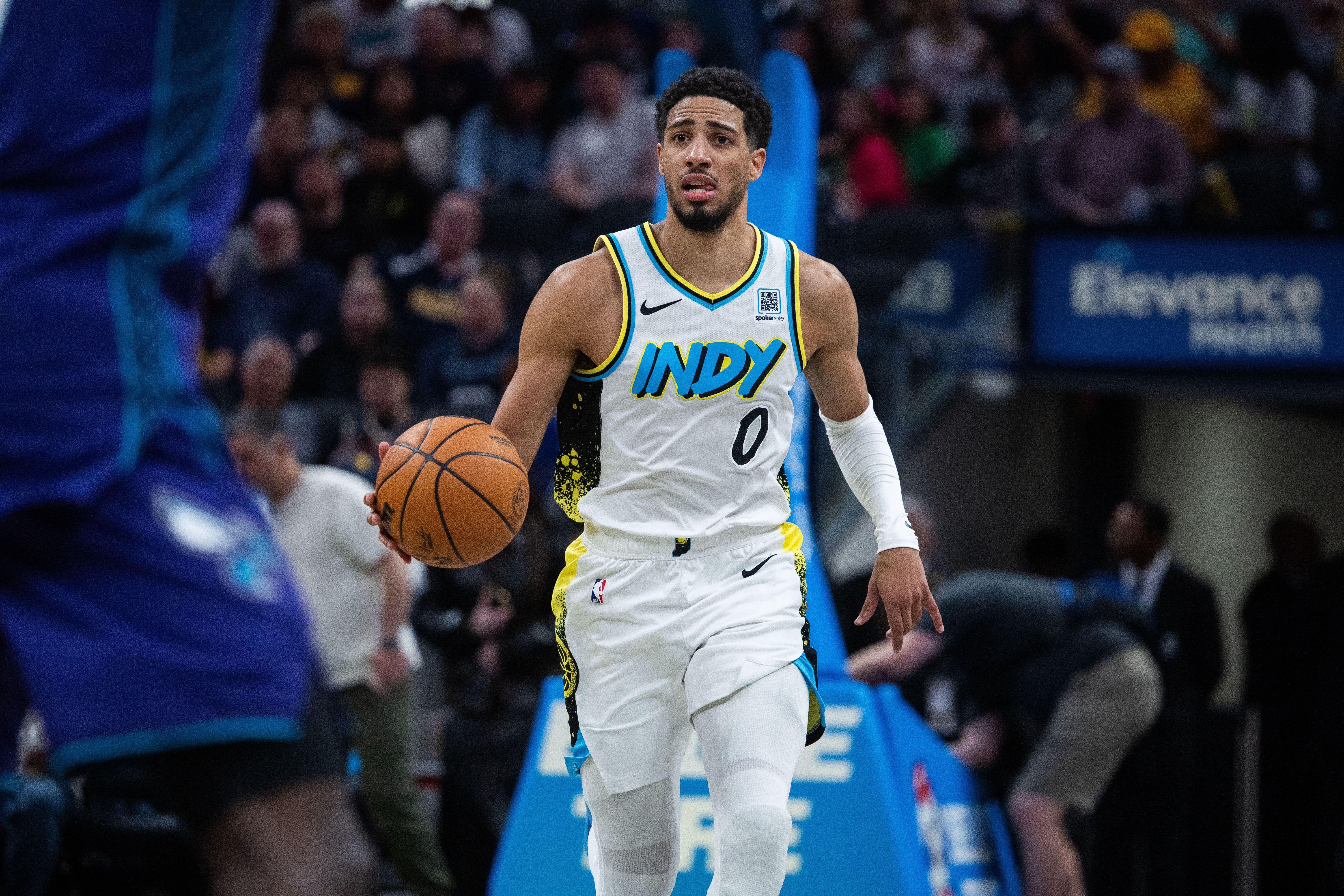 穿针引线！哈利伯顿半场1中0没得分 送出8助攻