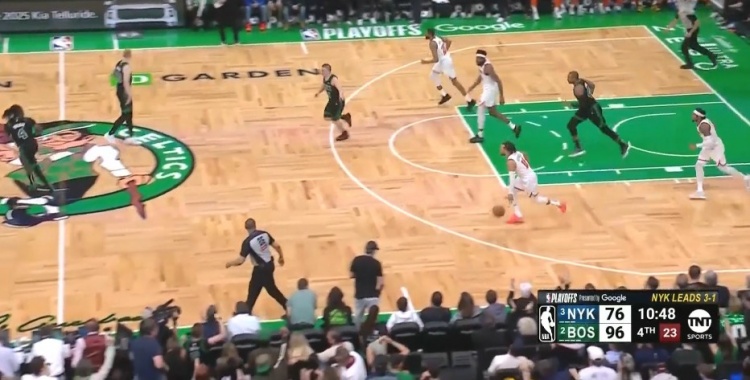 昨日还会重现吗？霍福德补篮得手 绿军主场又领先尼克斯20分了