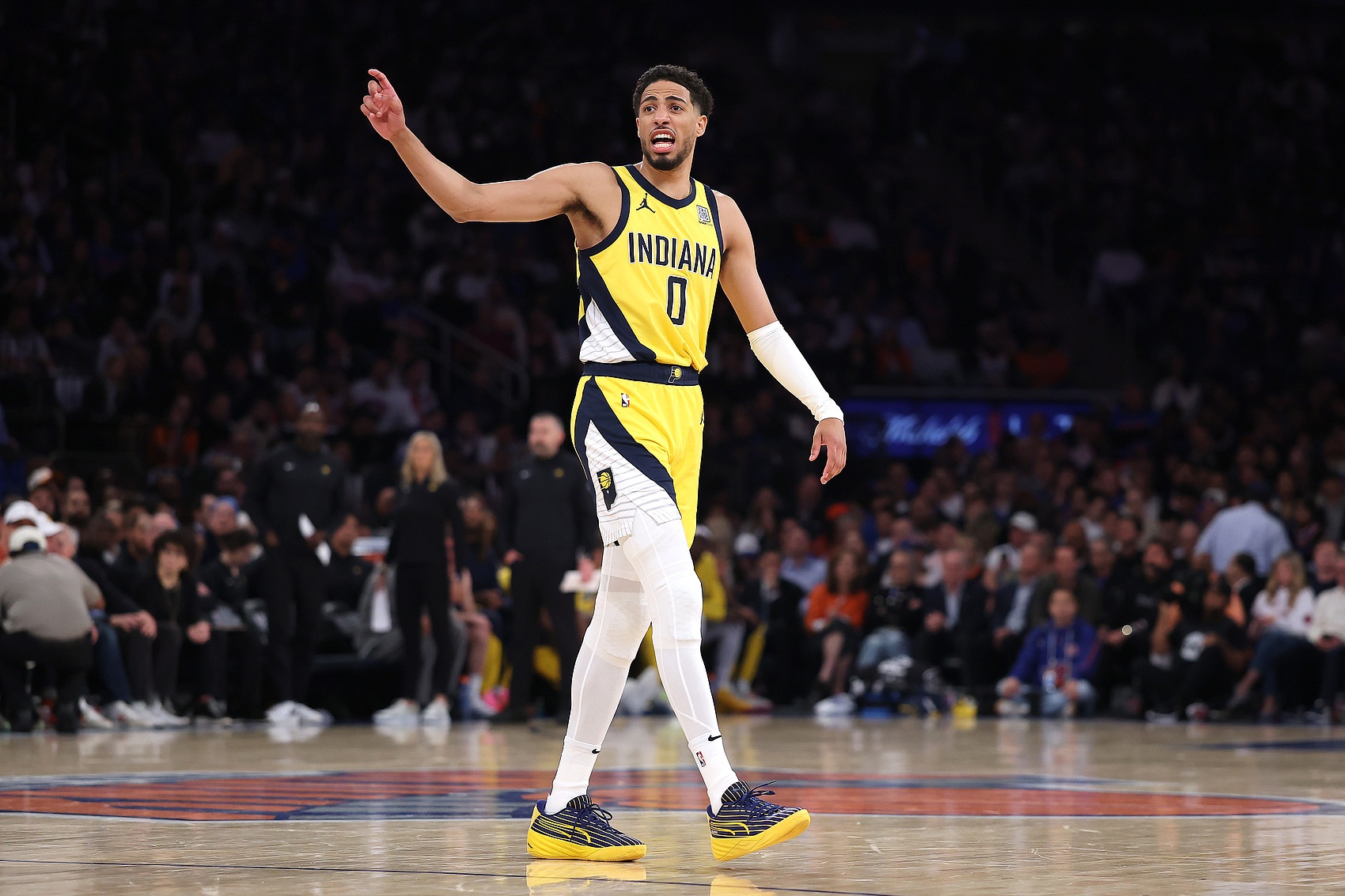 魔法师！哈利伯顿连续抢断引领13-0攻击波 半场6中3贡献9分3板4助