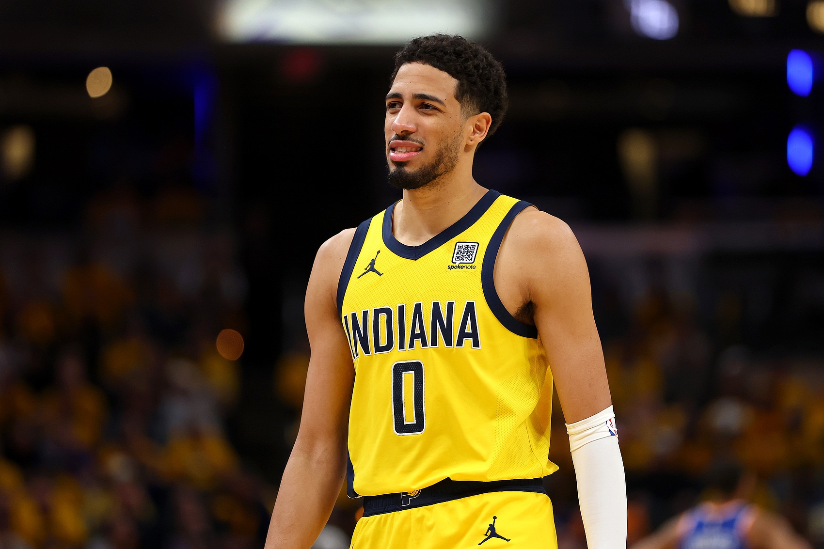 自主进攻表现不佳！哈利伯顿半场3中0仅得4分3助 正负值为-12