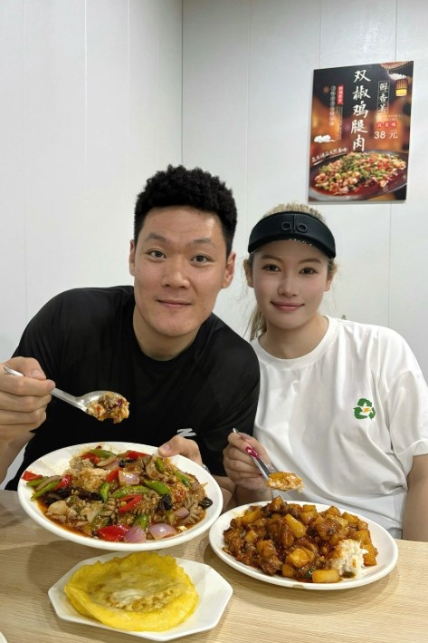 张宁妻子：今天是结婚两年纪念日 行囊羞涩都无恨&难得夫妻是少年