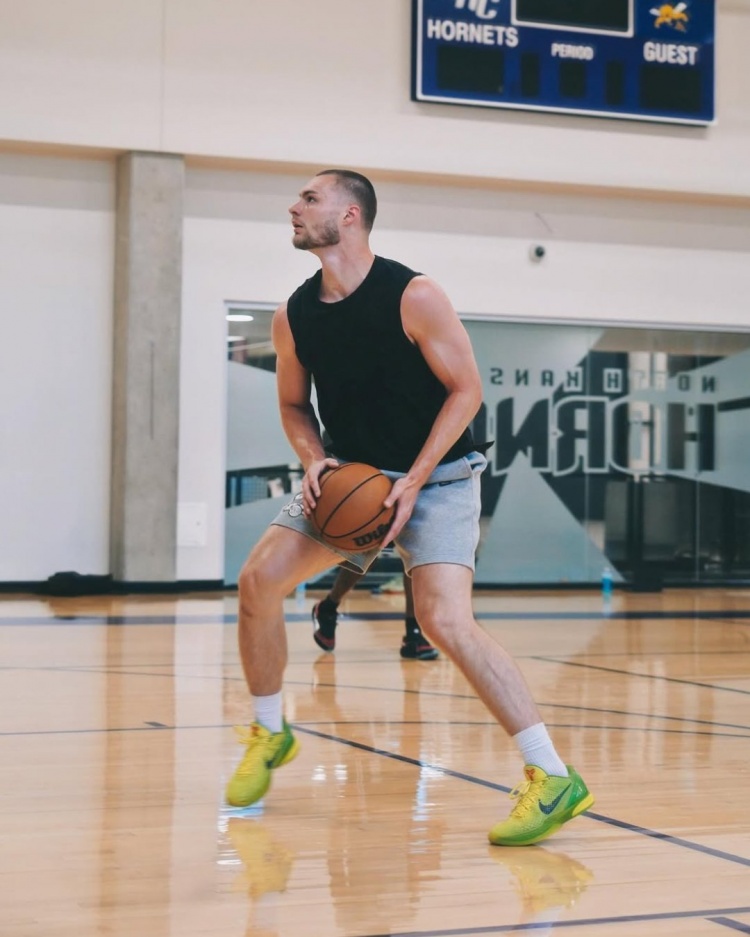 你变了！掘金晒布劳恩训练照 新发型+络腮胡造型大变样