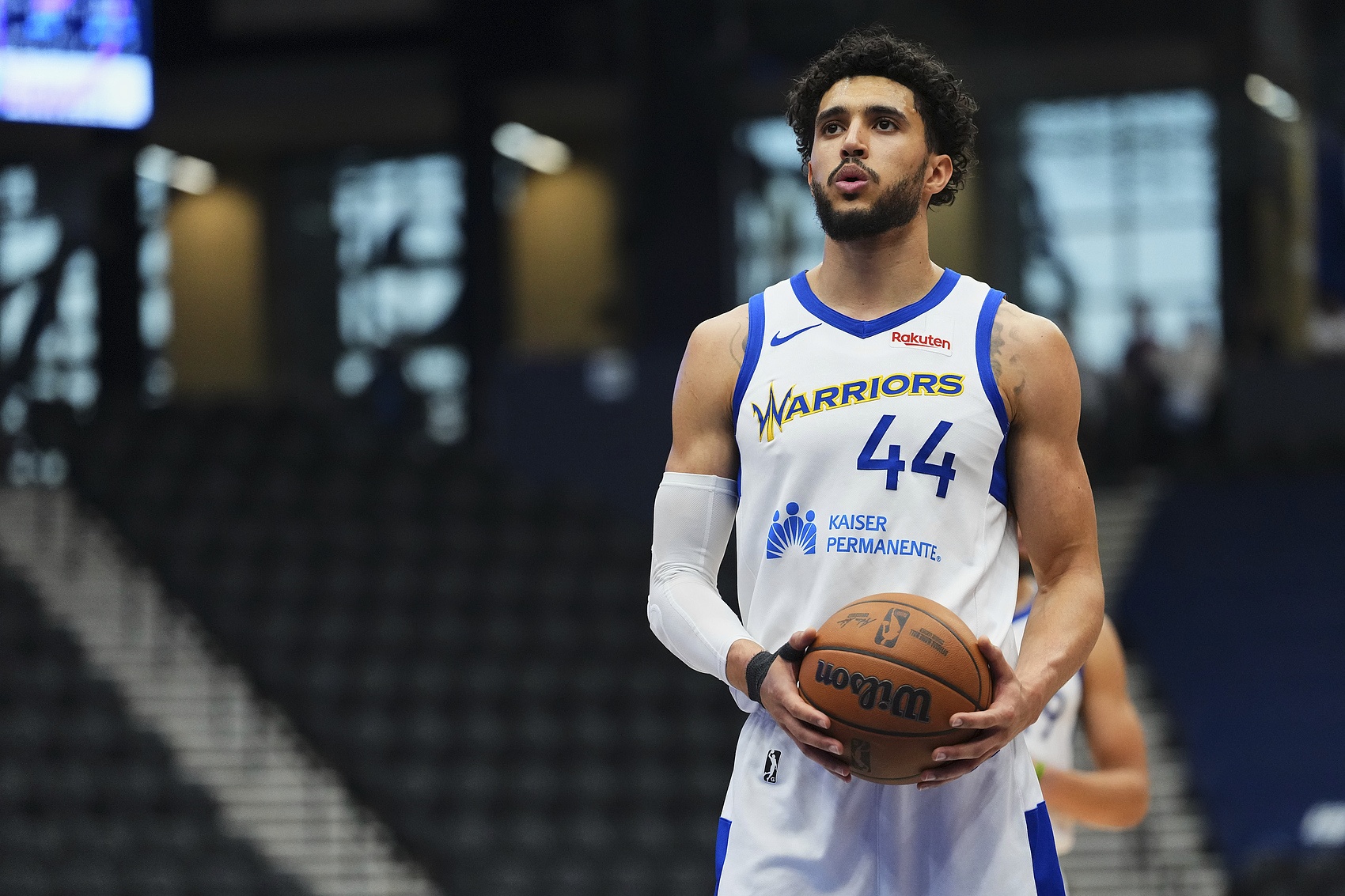 可圈可点！杰克逊-罗10中6拿到13分8板2断2帽 正负值+12