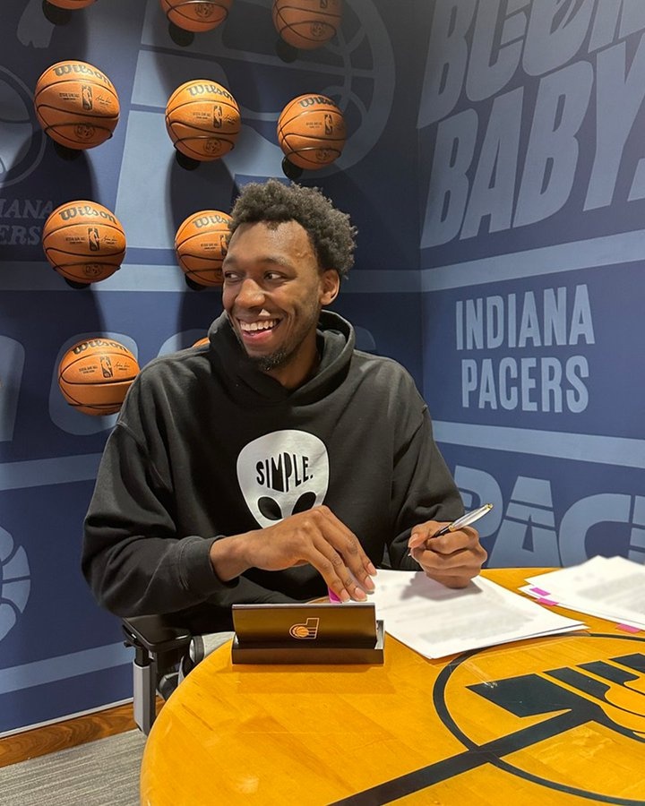 两年合同&第二年球队选项！步行者官推晒怀斯曼签约照