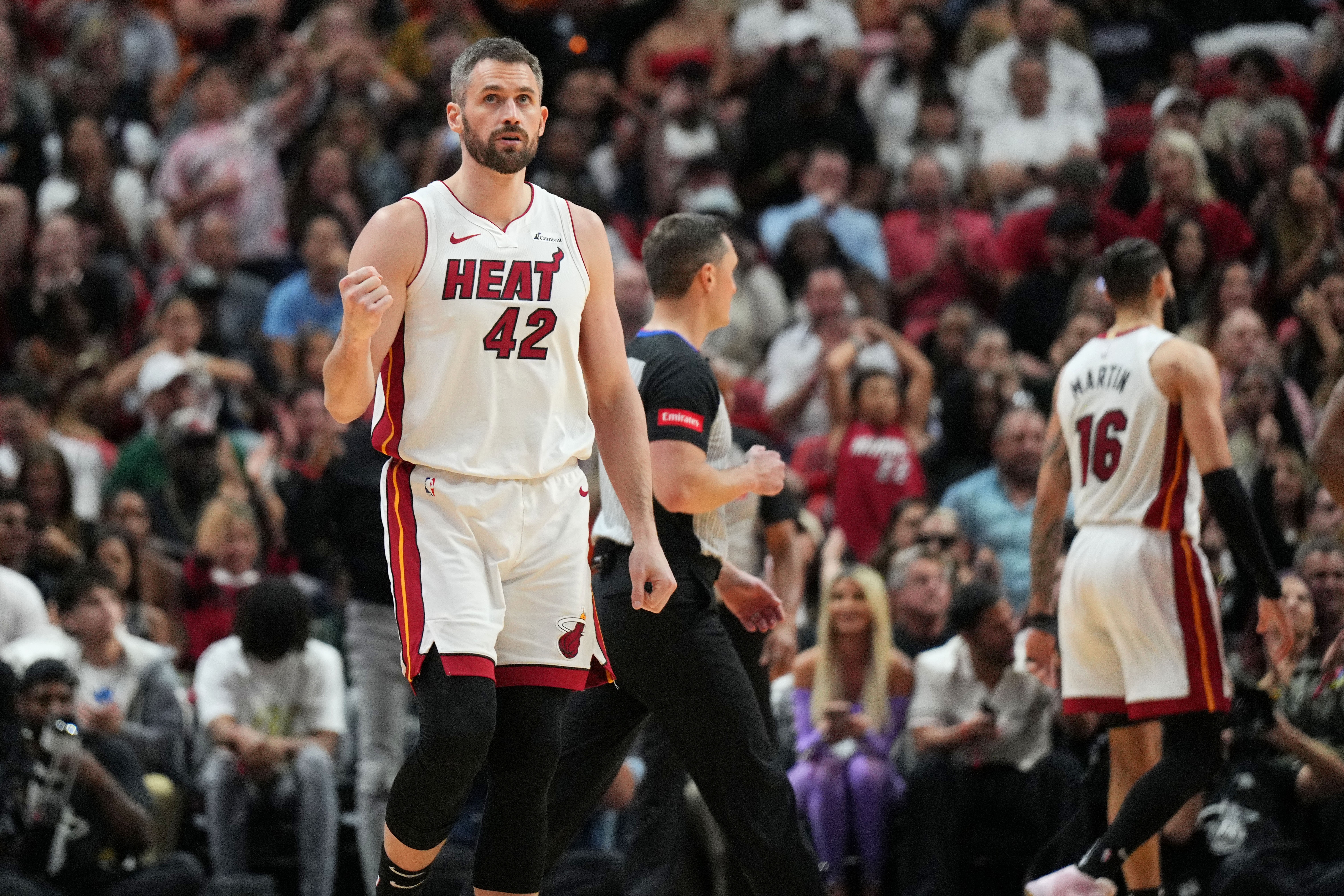 乐福？爵士引进尼昂后有16名正式合同球员 需在常规赛前缩减人员