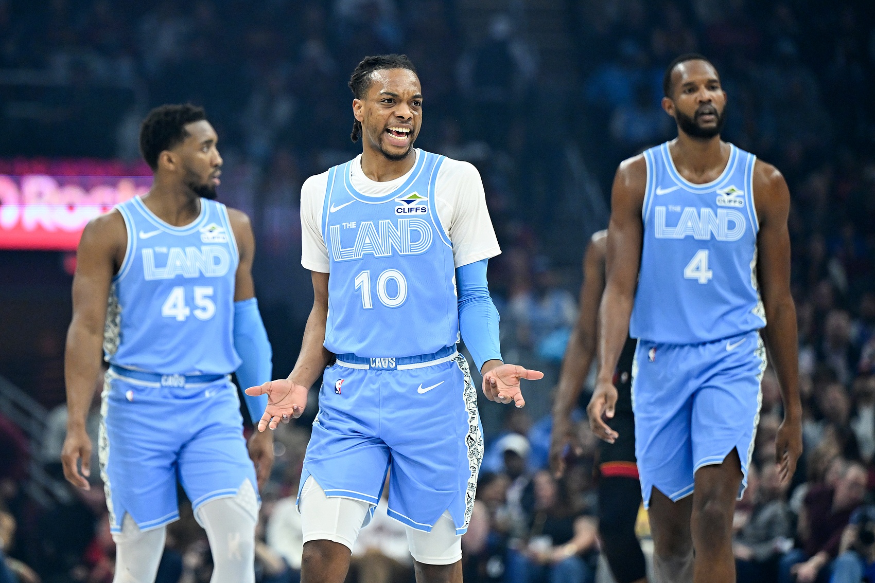 逆天！骑士还有2个空缺名额 但奢侈税已达1.49亿美元