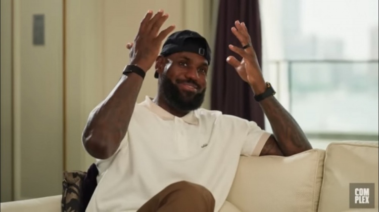 詹姆斯谈争球权热梗：那就是我们的球权啊  我在努力赢球和夺冠