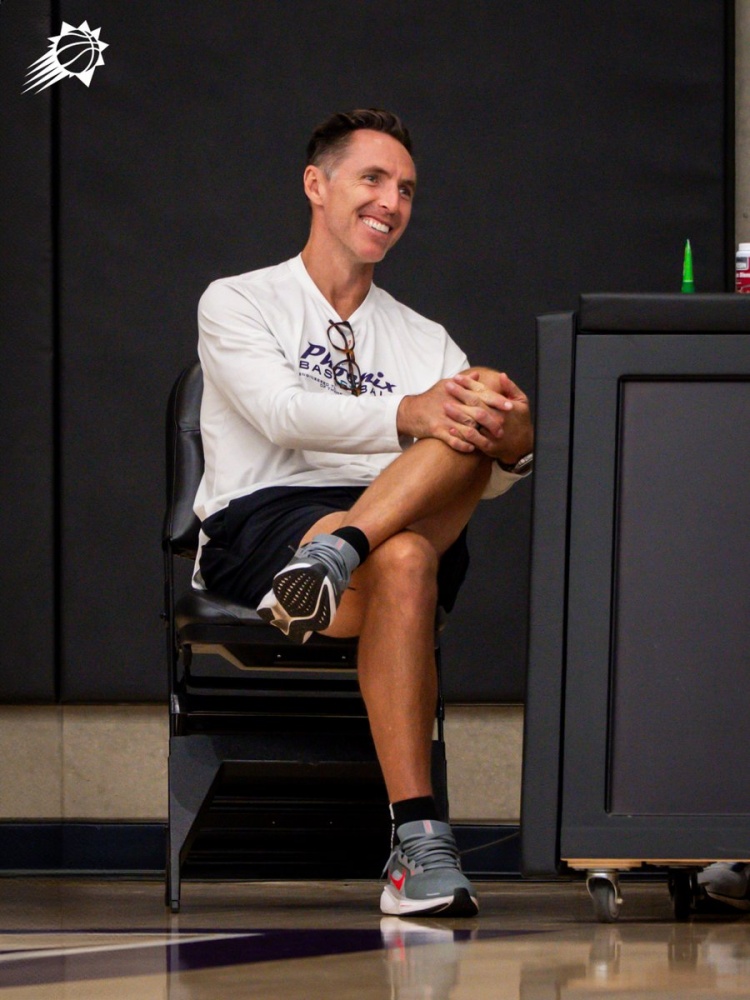 高级顾问来了！太阳晒纳什照片：两届MVP得主现身球队训练营