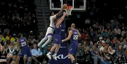 正面对决！贝利空接隔扣直接扣翻克尼佩尔