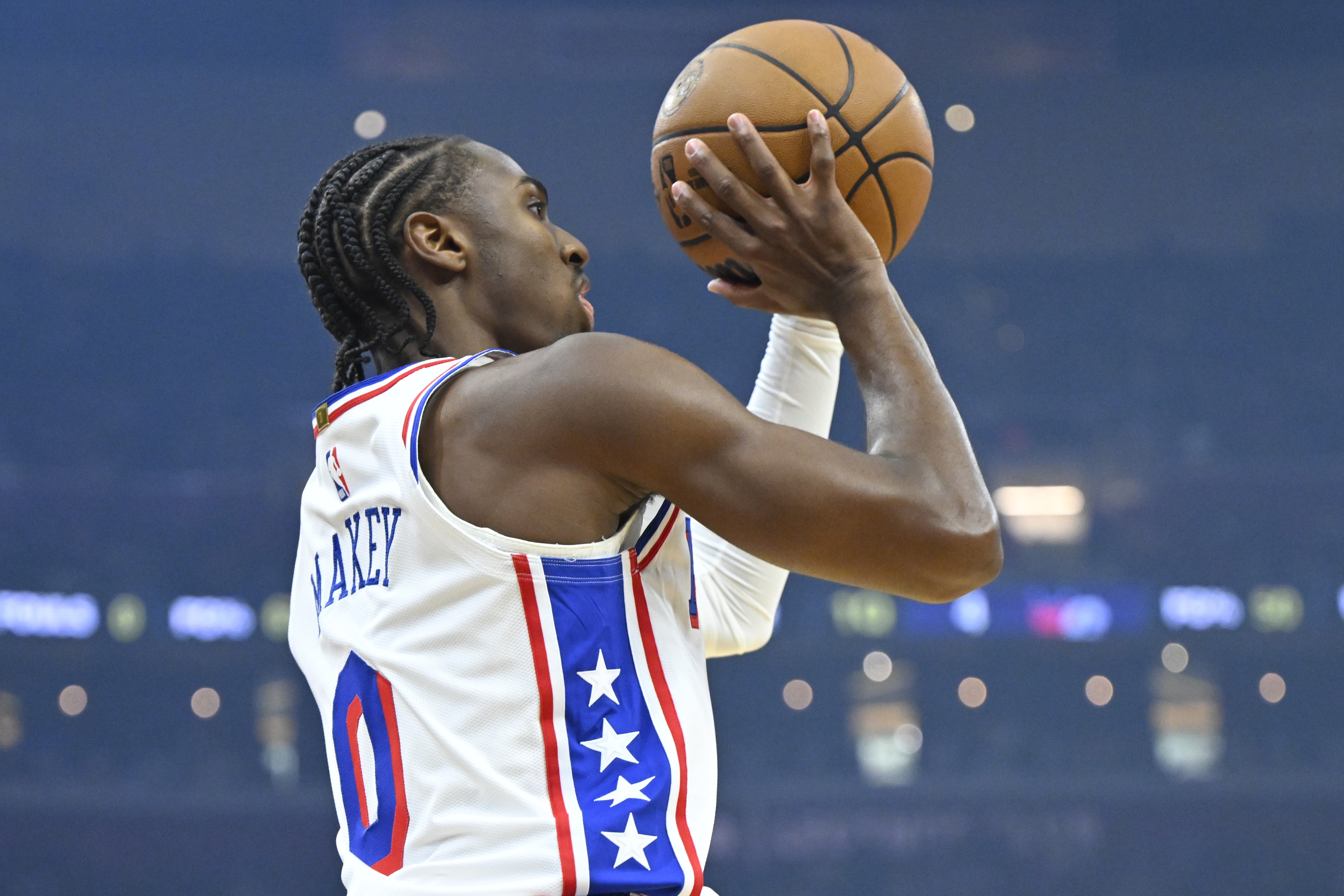 杀疯了!马克西外线开炮独中3记三分 帮助球队保持大比分领先