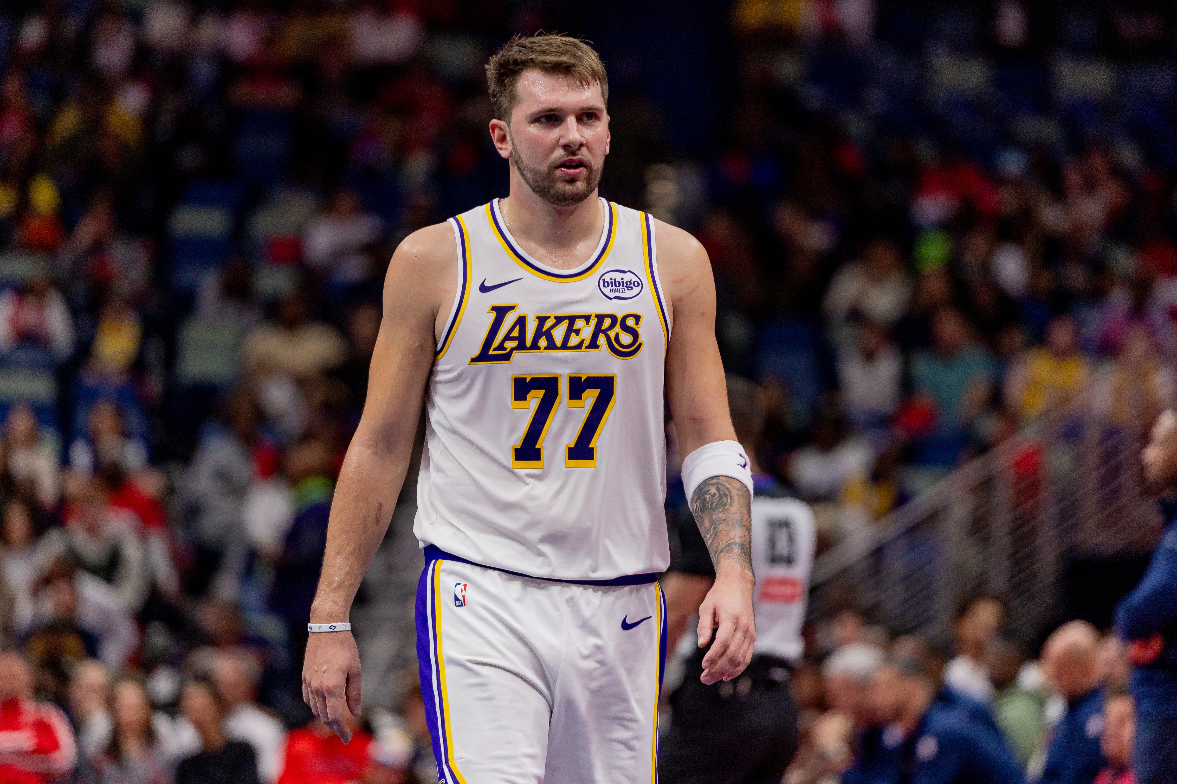 小伙子还得练!埃奇库姆伸手试图断球 东契奇直接起手拿到三罚