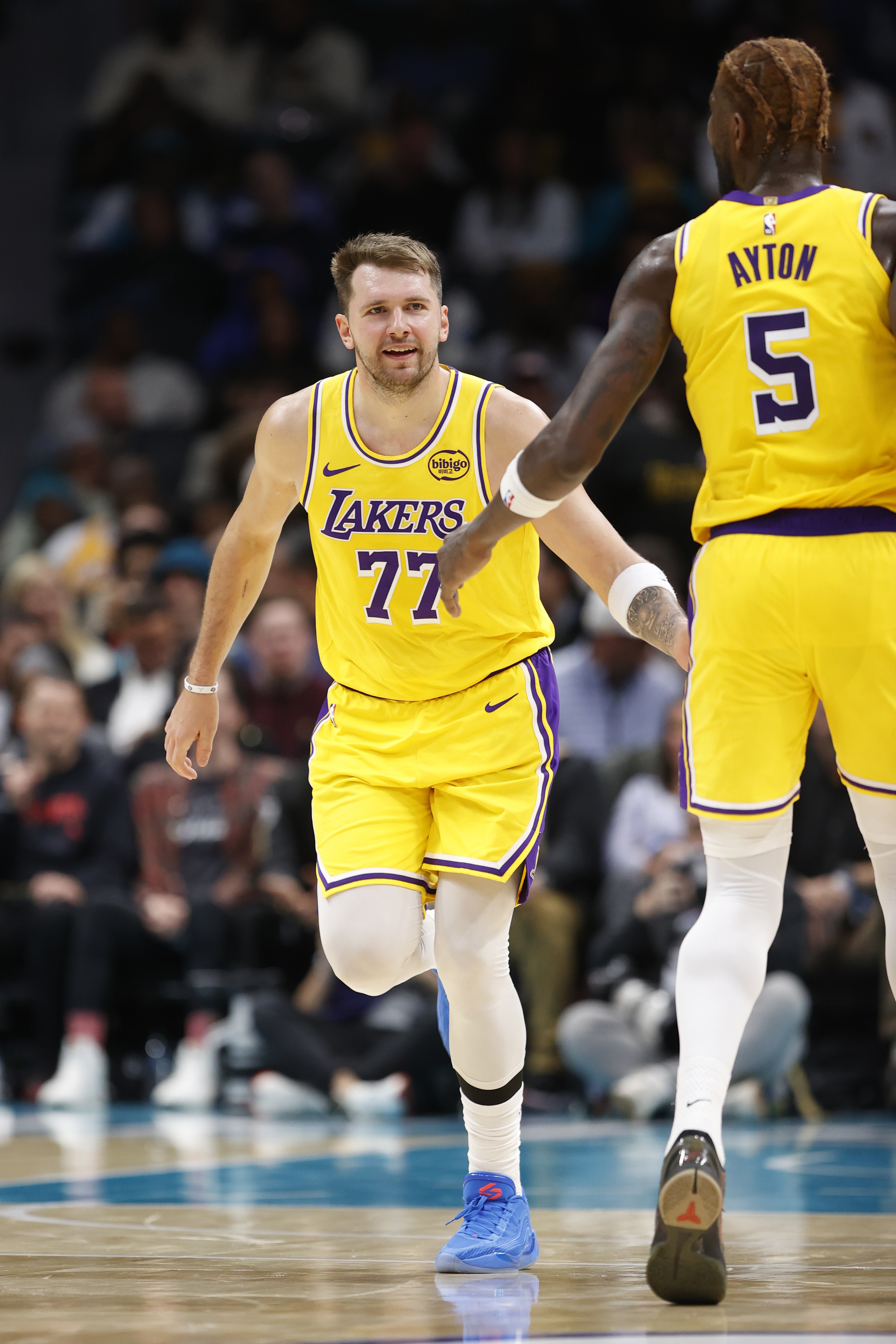 晕头转向！东契奇借掩护突破连续虚晃 抛传助攻艾顿吃饼放篮