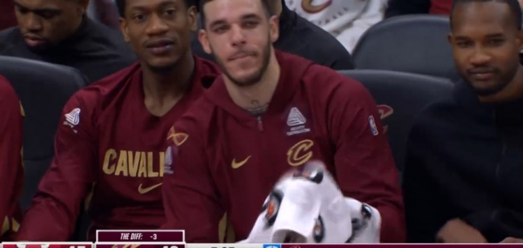 不满判罚？朗佐·鲍尔场下被吹技术犯规 送了对手1分