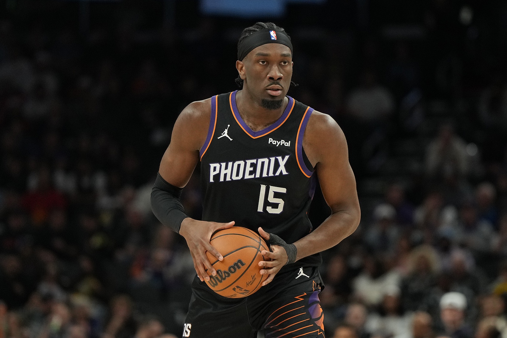 胳膊特长!狄龙翻身跳投不中 马威二次进攻隔人将球“砸扣”进筐