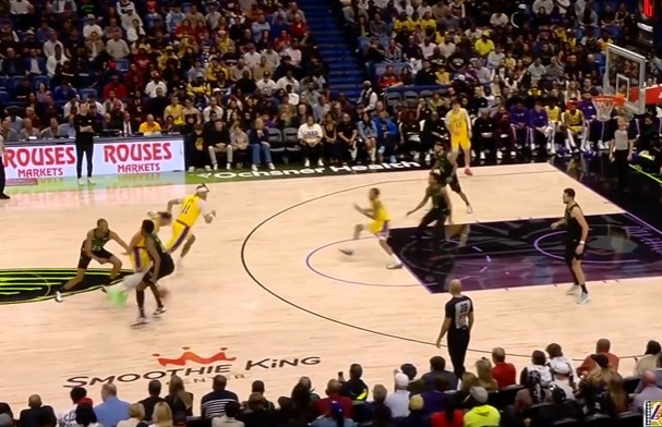 见缝插针!东契奇灵巧背运穿越2人防守 直捣黄龙拉杆打中