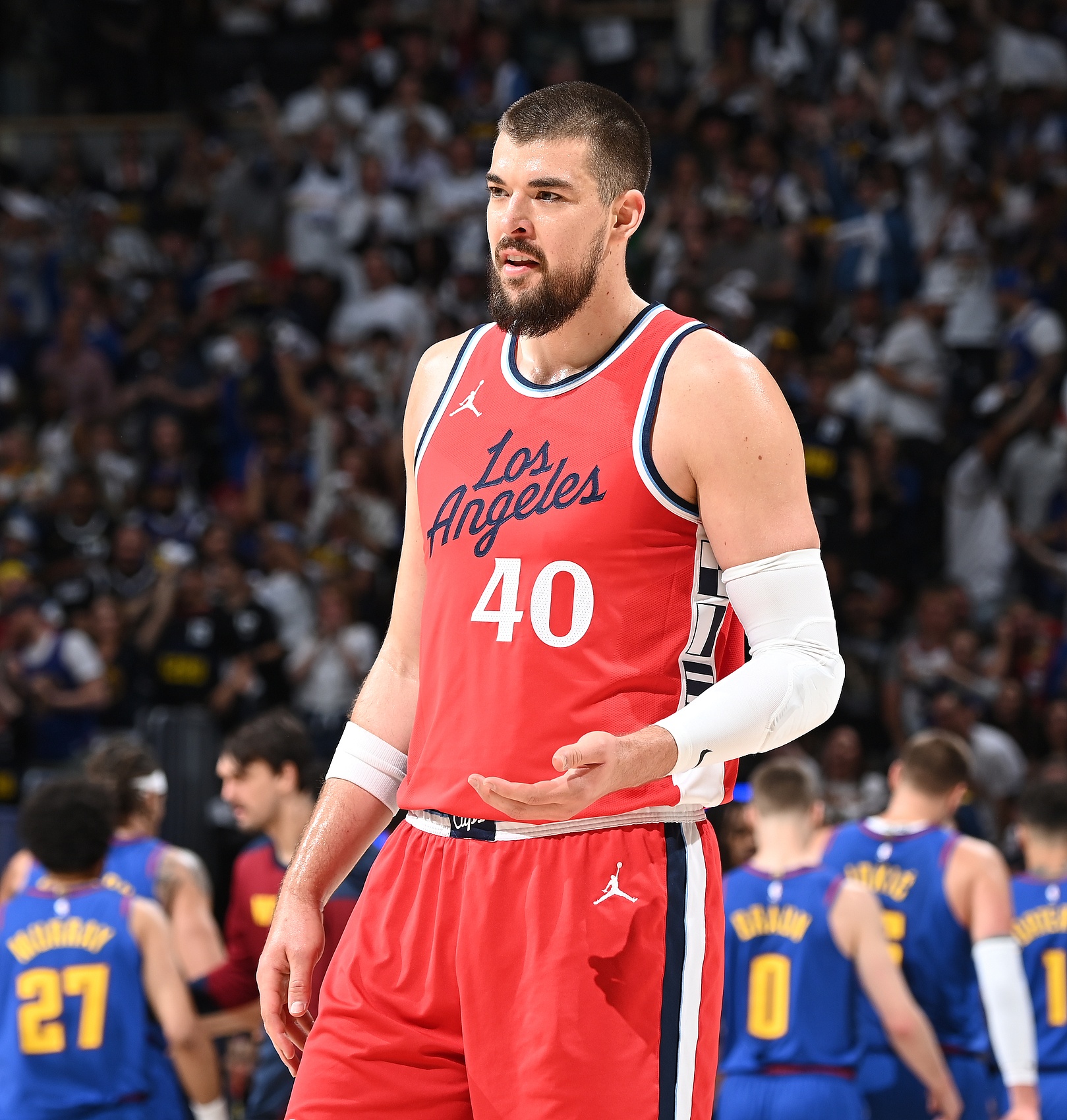 失误+1!祖巴茨持球背打 遭克拉克斯顿绕前抢断