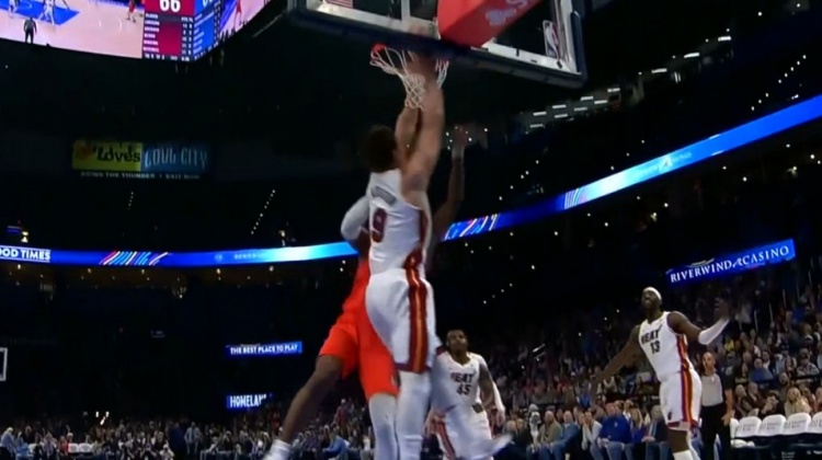 1打5的既视感!亚历山大灵蛇转身突破 杀进内线对抗上篮2+1