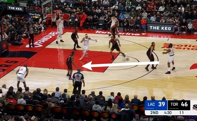 大师级视野!哈登弧顶击地妙传队友得分